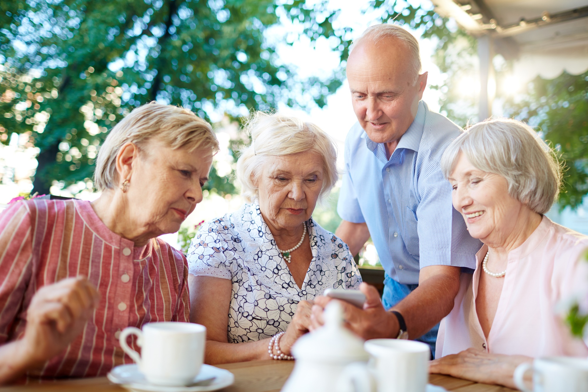 Seniors with smartphone comparing Medicare Advantage plans Seniors with smartphone comparing Medicare Advantage plans